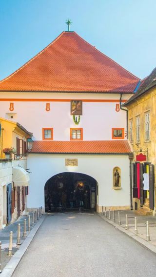 Private chartered tour in Zagreb, Croatia | Stone Gate | Zagreb + zoo + Park Maksimir ※can customize