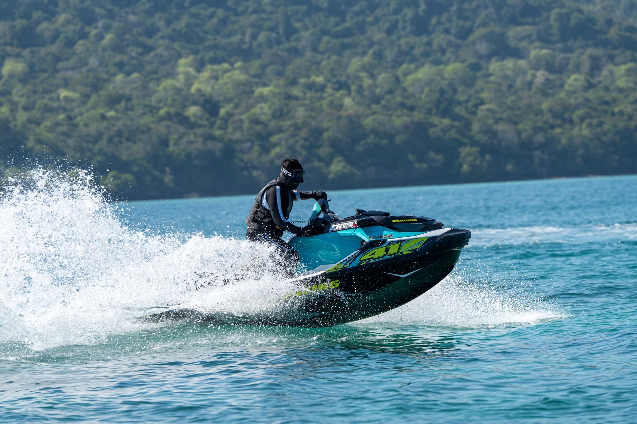 ทัวร์ออกทะเล เกาะกะลาน (พัทยา): จักรยานยนต์น้ำขับเอง + สนอกคริลิ่ง และ ป้อนลิง + สาเรีย์อาหารทะเล