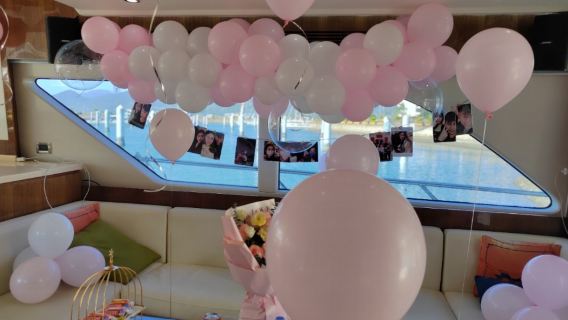 【深圳遊艇生日套餐】深圳七星灣68英尺豪華遊艇包船出海3小時生日佈置加用餐+KTV+海釣+泳池滑梯