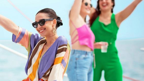 Barcelona: Chuyến du thuyền Catamaran Cao cấp Ban ngày hoặc Hoàng hôn