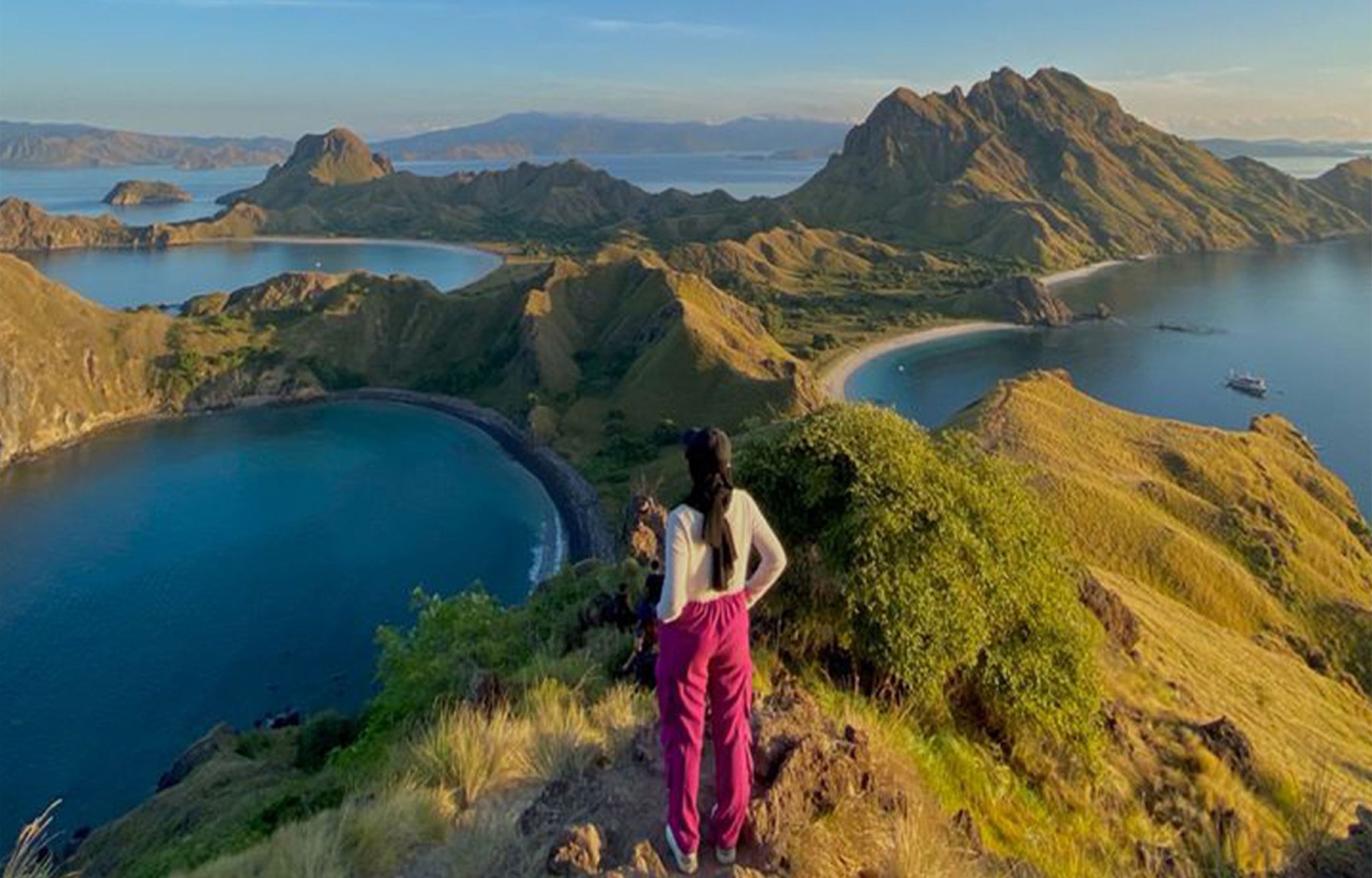 Gita in barca a vela giornaliera ponte scoperto slow boat Labuan Bajo opzionale con pick up dall'hotel
