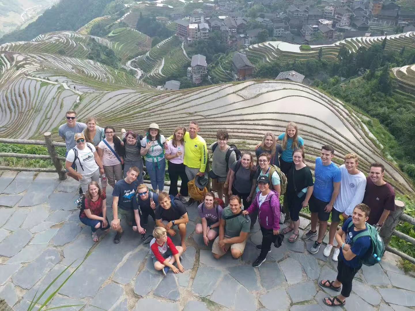 ทัวร์วันส่วนตัวไปยังนาขั้นบันไดหลงจี๋และหมู่บ้านชนเผ่า