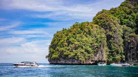 Von Phi Phi: Sonnenaufgang in der Maya Bay, Schnellboot-Tour durch die Pileh-Lagune