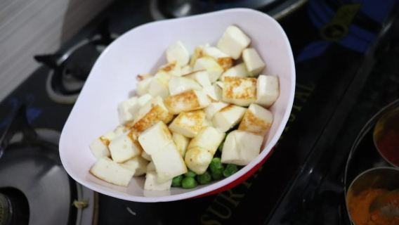 Kelas memasak dan makan malam bersama keluarga Rekha dengan makanan lengkap