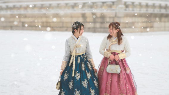 Hanbok Photoshoot Experience at Gyeongbokgung Palace in Seoul, South Korea[Hanbok Photoshoot Experience x Hanbok Rental x Korean-Style Makeup]