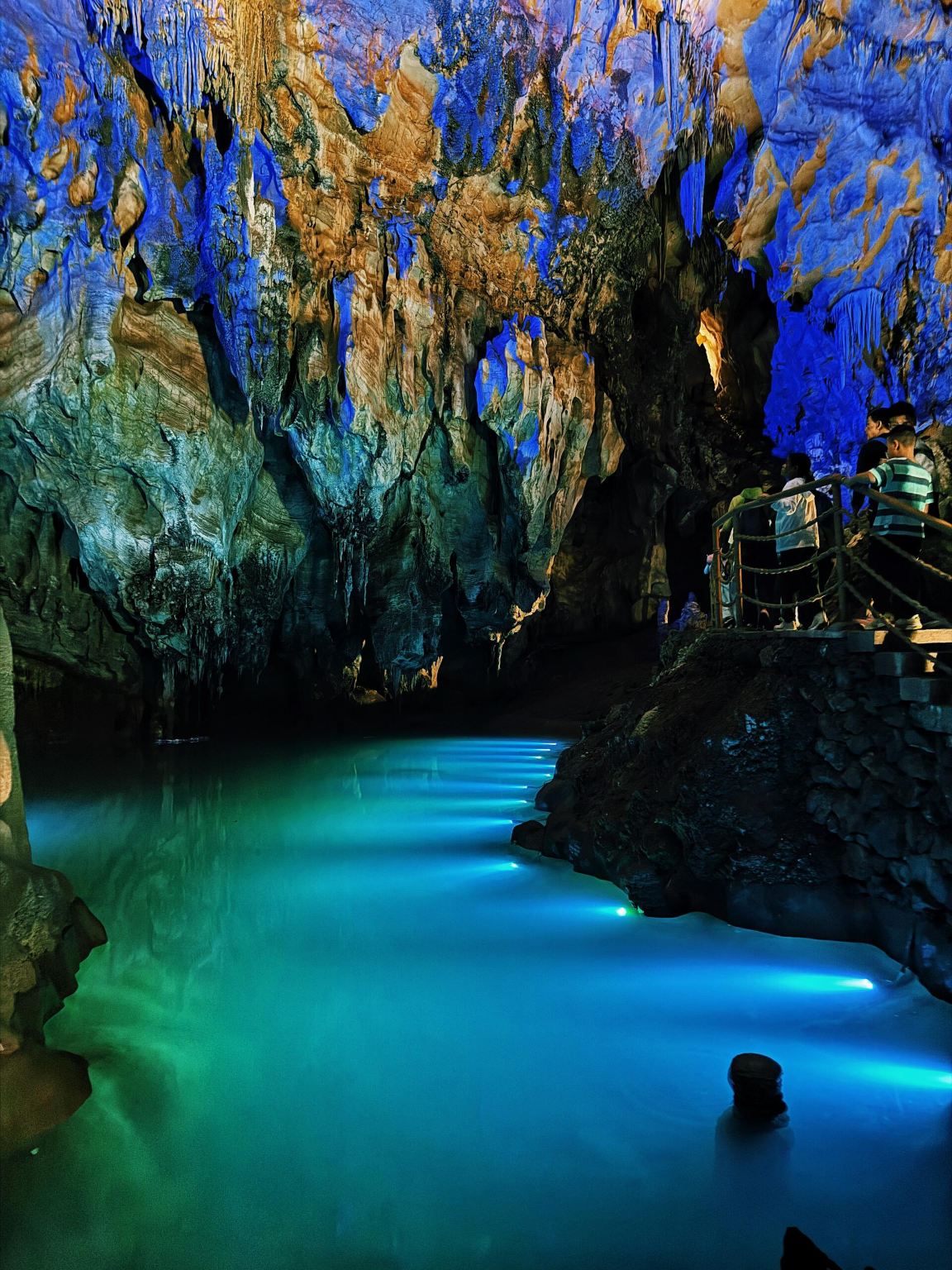 Tagesausflug zur Zhijin-Höhle und zum Zhijin-Canyon in Bijie, Guizhou mit chinesischem und englischem Service