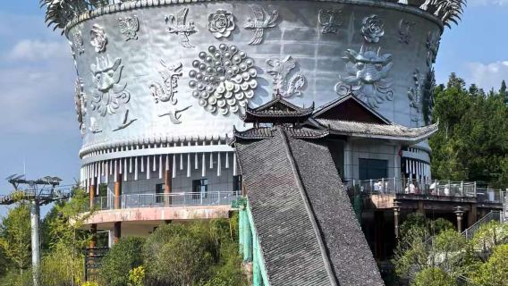 Tagesausflug mit chinesisch-englischem Service zum Miao-Dorf Xijiang mit 1000 Haushalten, Brücke Nr. 1 und Landschaftsbesichtigung in Qiandongnan, Guizhou