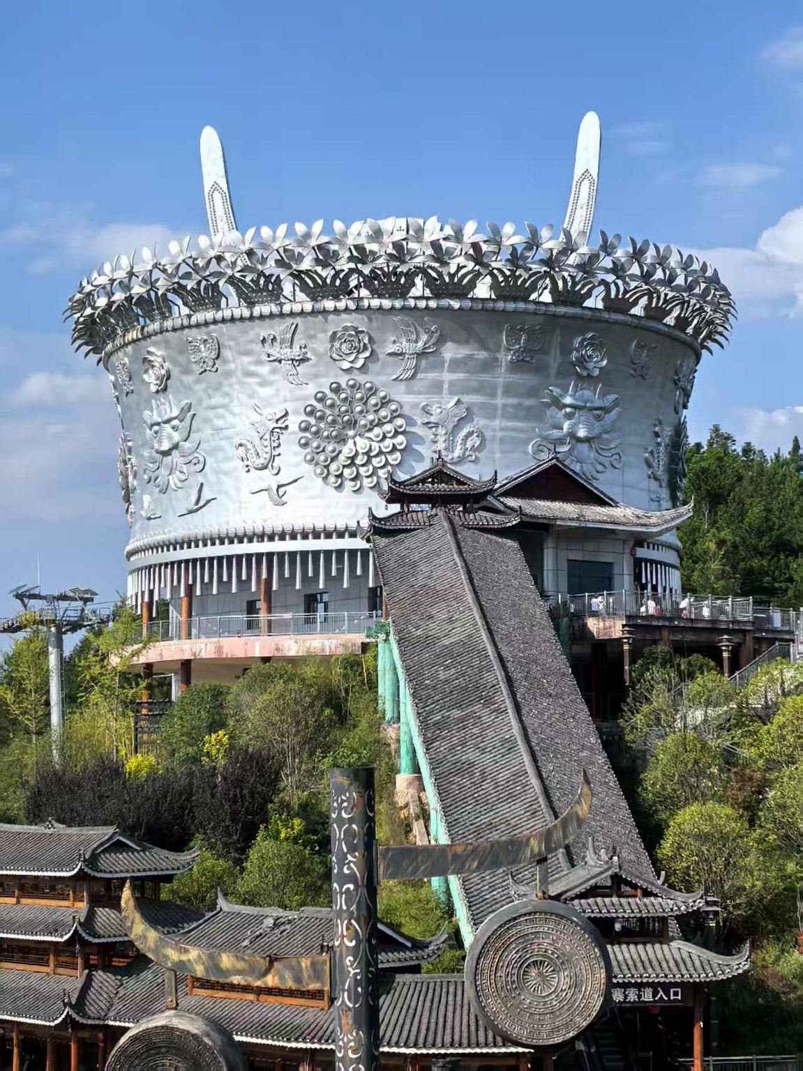 Tagesausflug mit chinesisch-englischem Service zum Miao-Dorf Xijiang mit 1000 Haushalten, Brücke Nr. 1 und Landschaftsbesichtigung in Qiandongnan, Guizhou