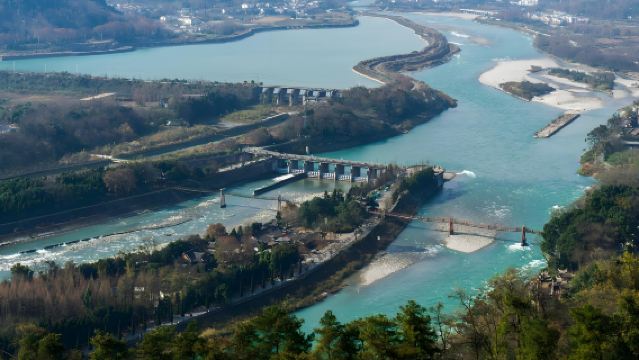 Chengdu Unmissable: One-Day English Mini-Group Tour to Panda Valley and Dujiangyan