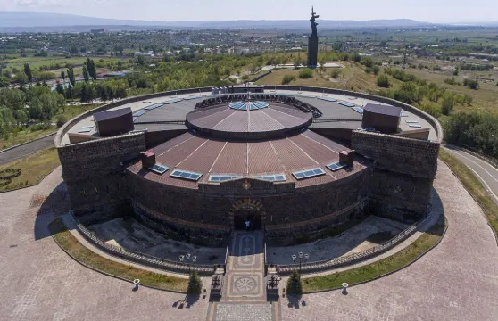 亞美尼亞黑色堡壘+久姆里中央公園包車一日遊
