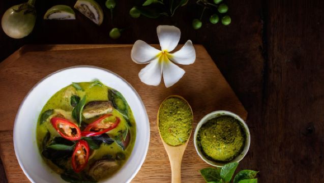 チェンマイ・ママノイのタイ料理クッキング｜自分だけのタイ風味を作ろう【ホテル送迎+市場散策+ハーブ摘み+メニュー選択+バイリンガルレッスン】