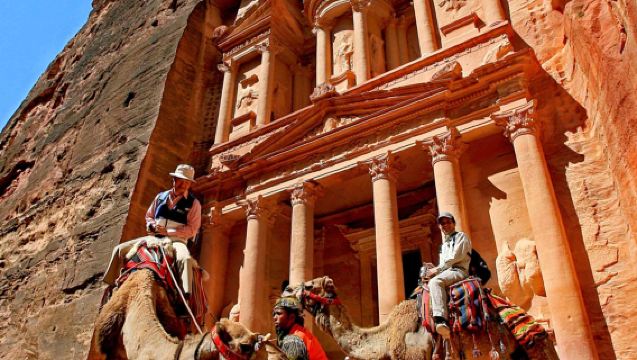 Tour de día completo en Ammán a Petra y Wadi Rum en grupo privado