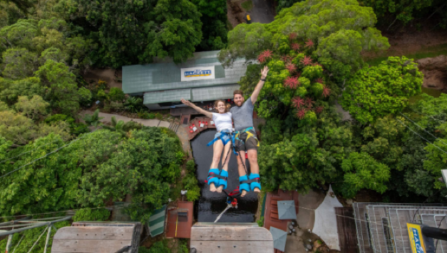 Bungee-Jumping von der Aussichtsplattform im Sky Garden in Cairns, Australien [Sprung von einem 50 Meter hohen Bungee-Turm]