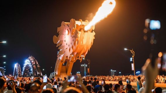 Особенности города Дананг: мраморные горы и пагода Линь Унг из аэропорта.