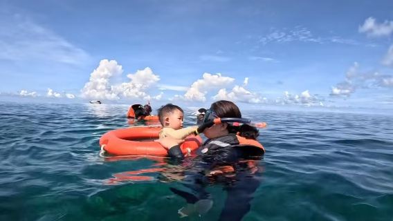Mergulho com snorkel para pais e filhos na Gruta Azul de Okinawa, participação a partir de 1 ano (fotos gratuitas + experiência de alimentar peixes)