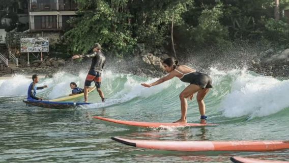 Private surfing course at Phuket whale surfing school (beginner-friendly)