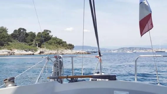 Private sailing day trip & Provençal picnic