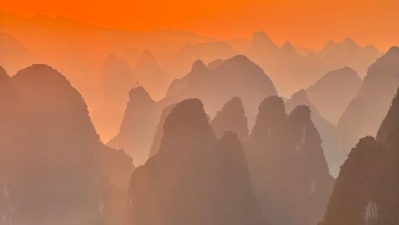 Yangshuo: alba sul Monte Xianggong per ammirare il mare di nuvole + rafting in bambù sul Fiume Yulong, tour di mezza giornata [veicolo riservato]