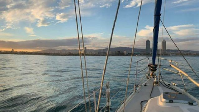 バルセロナ：2時間のボートトリップ＋ドリンク付き