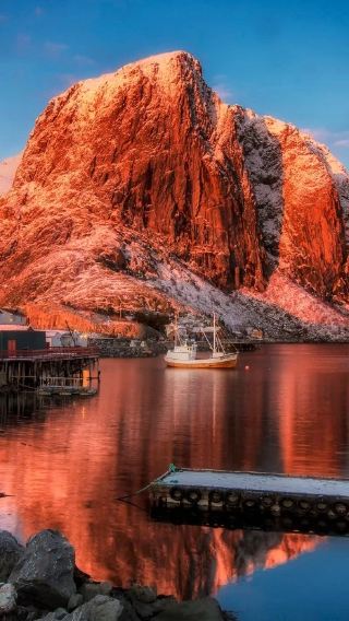 Reine Henningsvaer Stadium + Lofoten Island Private