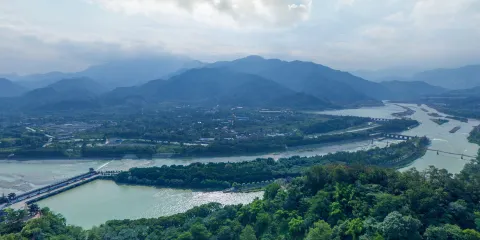 都江堰+都江堰中華大熊貓苑(原熊貓樂園) 享特色午餐+川劇秀 純玩無購物 三環內接早
