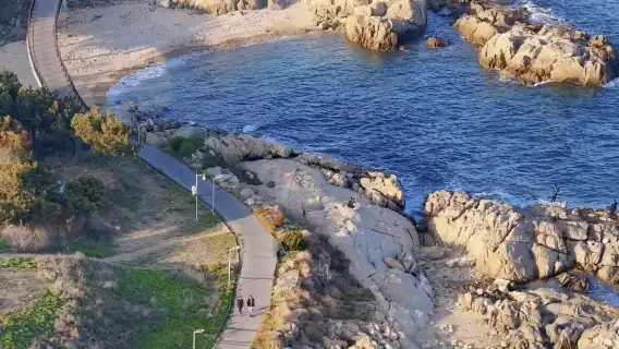 tour 1 ngày Bãi biển Vàng Bờ Tây Thanh Đảo + Ban công Thành phố + Phim thuê xe riêng Phương Đông (Có tiếng Anh)