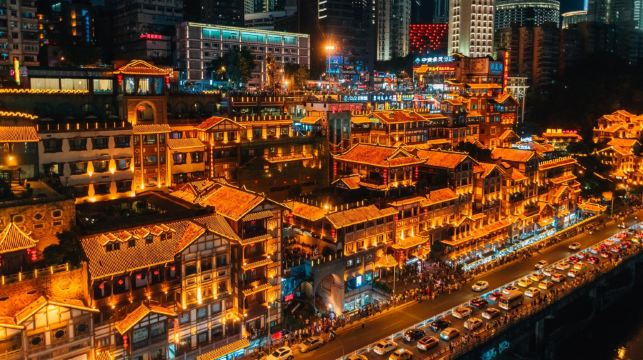 重慶日遊：李子壩輕軌站、洪崖洞民俗風貌區、磁器口古鎮（包含華麗宴席）