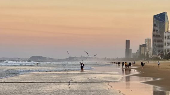 Beyond the Waves: Pelarian Gold Coast dari Pantai-Pantai Bahagia dan Khazanah Tersembunyi.