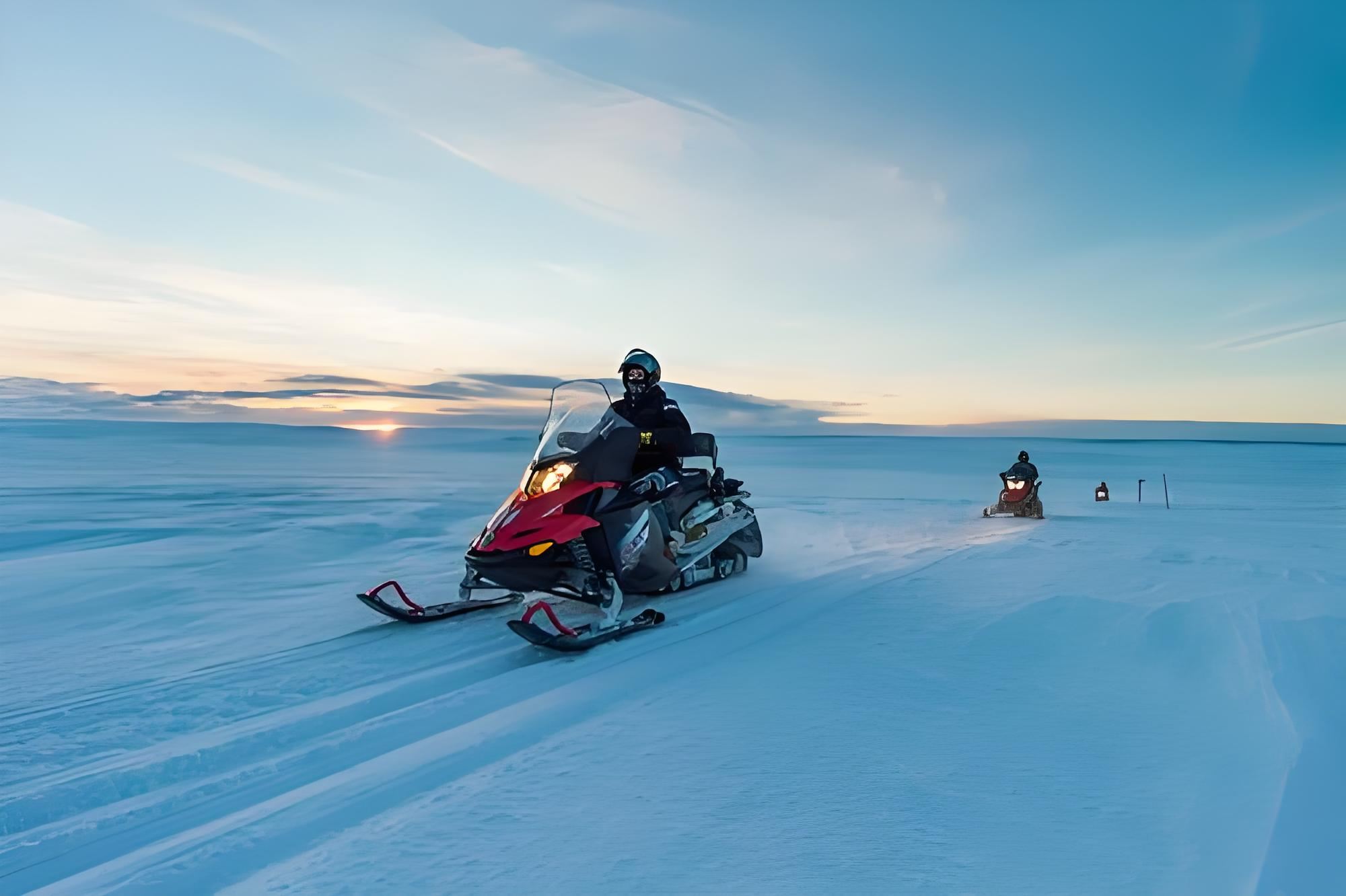 Seasonal limited edition|Aurora Chase by Snowmobile in Norway [2 Hours]|English tour · Kirkenes round-trip