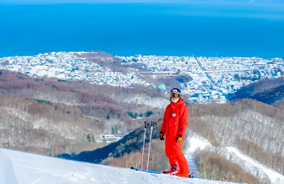 日本北海道小樽朝裡川溫泉滑雪場一日遊【雙板單板可選 丨中/英文教練丨新手可衝丨含纜車丨裝備齊全】