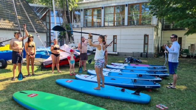 ทิฮานี: คอร์สและทัวร์ SUP ที่ทะเลสาบบอลอโตน