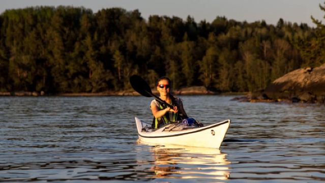 Stockholm: Kajakfahren im Schärengarten bei Sonnenuntergang & Toast auf dem Wasser