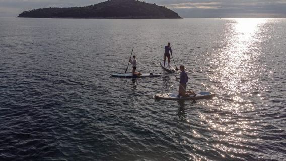 Fai paddleboard verso il tramonto dall'isola di Lokrum a Dubrovnik