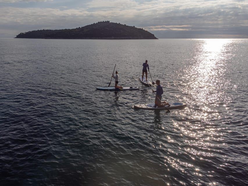 Fai paddleboard verso il tramonto dall'isola di Lokrum a Dubrovnik
