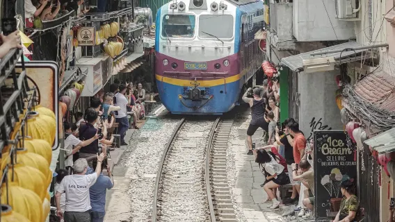 Tour đặc sắc một ngày khám phá thủ đô ngàn năm tuổi Hà Nội, Việt Nam [Phố tàu hỏa + Làng làm hương + Thưởng thức cà phê trứng]