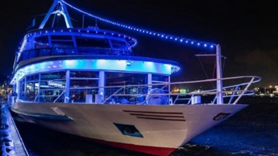 Hamburg: Elbe River Saturday Night Boat Party