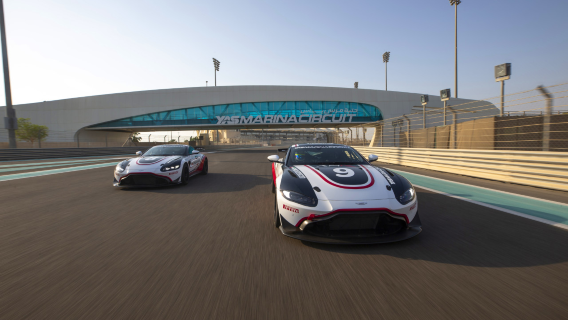 Experiencia divertida de conducción de coches de carreras en el circuito Yas Marina de Abu Dabi