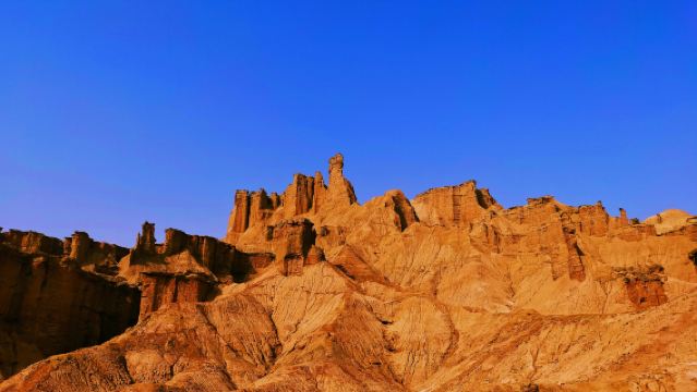 Pakej Kumpulan Kecil Basniaga untuk Penerbangan Udara dan Lawatan Tulen di Hutan Batu Merah dan Mata Air Berapi Baicheng