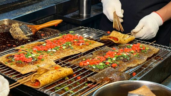 Vida nocturna local en Chongqing: barbacoa en la calle + paseo nocturno junto al río + cierre con un cóctel en un bar con vistas al río - Eatwith Momentos para compartir