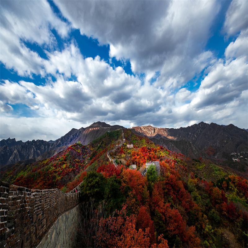 Mutianyu Great Wall private chartered tour, including admission ticket and shuttle bus, private car for each family, and door-to-door pickup/drop-off within the Fifth Ring Road