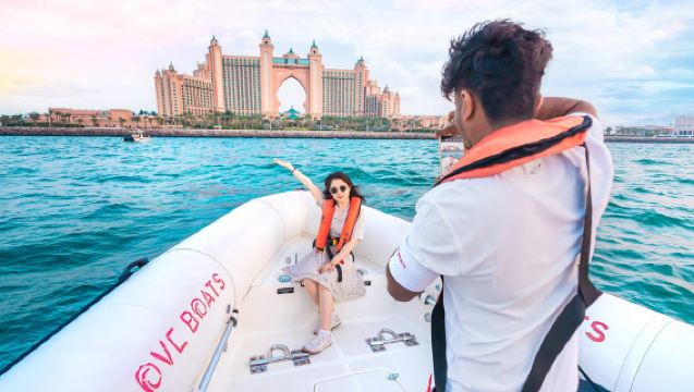 ดูไบ: ทัวร์เรือเร็วชมวิวพร้อมไกด์นำเที่ยวสด
