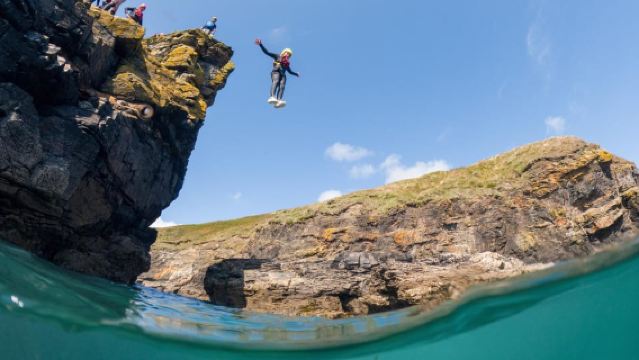 Cornwall: Coasteering & Klippensprung-Abenteuer