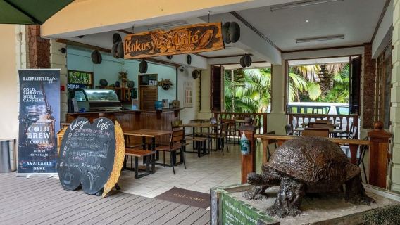 Seychelles: Praslin Island and La Digue Island Day Tour