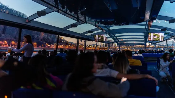 Budapest: crociera turistica serale di 1 ora con bevanda