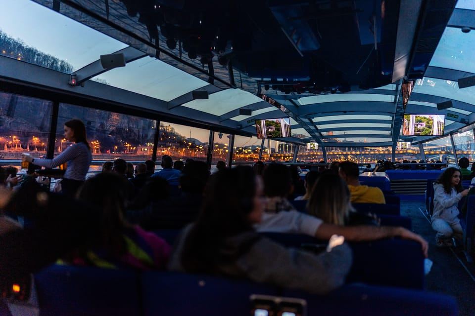 Budapest: 1-stündige Sightseeing-Kreuzfahrt am Abend mit Getränk