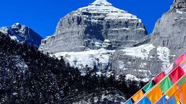 Lawatan sehari Shangri-La Balagezong termasuk tiket masuk + bas mesra alam + Stupa Buddha + pengangkutan percuma