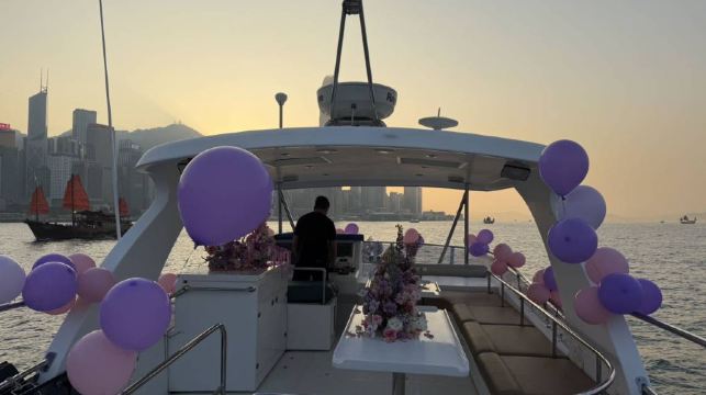 【香港遊艇包船出海】香港70呎豪華飛橋遊艇包船出海觀光娛樂或夜遊維港～暢享水上娛樂與海景～