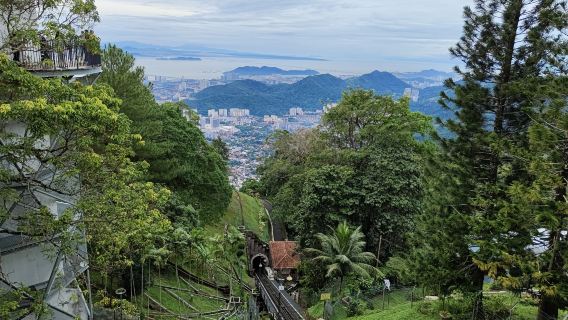 tour di un giorno a Penang Hill + Kek Lok Si - Monastero sulla Crane Hill + Museo di Pinang Peranakan + Street Art + Clan Jetty