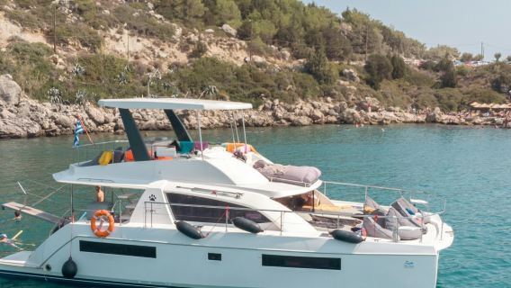 Rodi: crociera giornaliera in catamarano a motore con pranzo