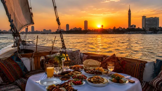 Paseo privado en faluca por el Nilo con cena egipcia y vistas al atardecer